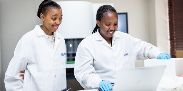 Artist in lab Tebogo Matshana (L) with SBIMB lab technician Tshedimoso Makhene_600x300